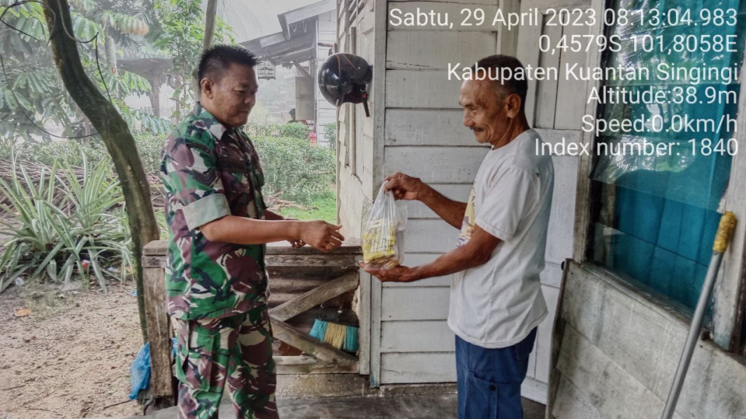 Babinsa Koramil 06/Cerenti  Kodim 0302/Inhu Sertu Heriyus Saputera Memberi Sembako Untuk Warga Desa Binaan