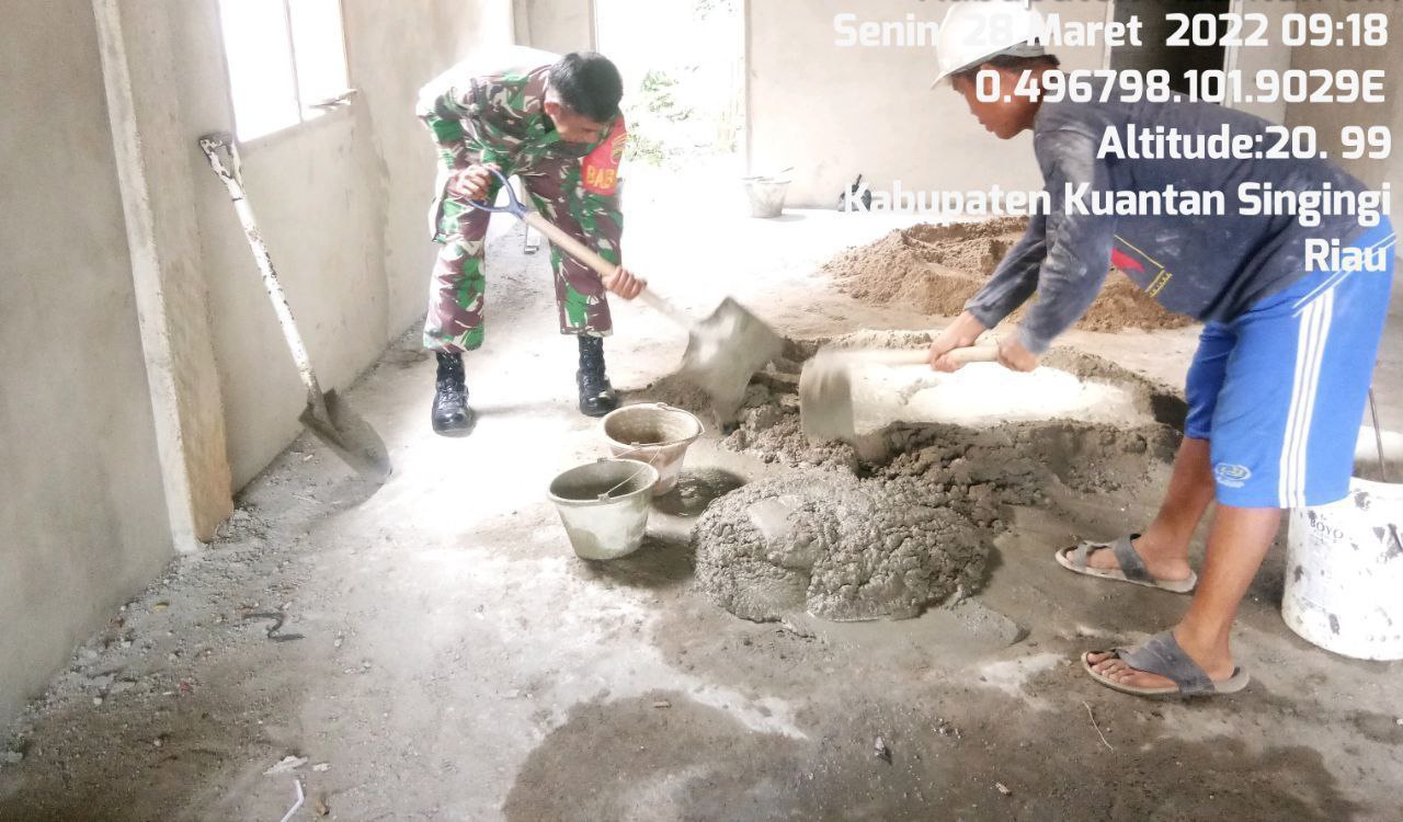 Berperan Dalam Setiap Kegiatan, Babinsa Koramil 06/Cerenti Kodim 0302/Inhu Bantu Plaster Dinding Dapur Warga Di Wilayah Desa Kampung Baru