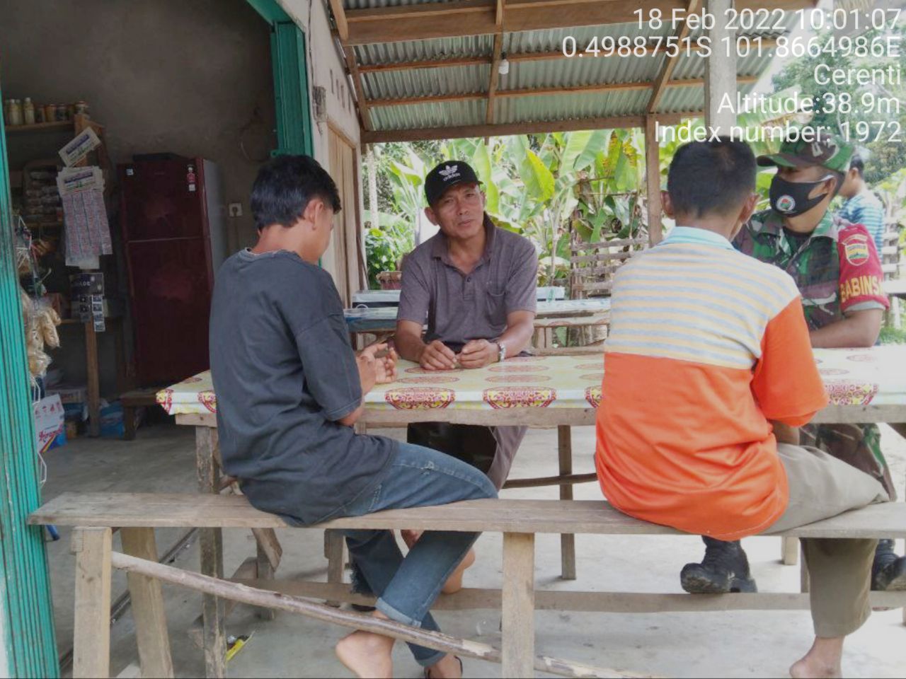 Babinsa Koramil 06/Cerenti Kodim 0302/Inhu,Kopda Junedi Komsos Dengan Warga Desa Pulau Bayur Kecamatan Cerenti