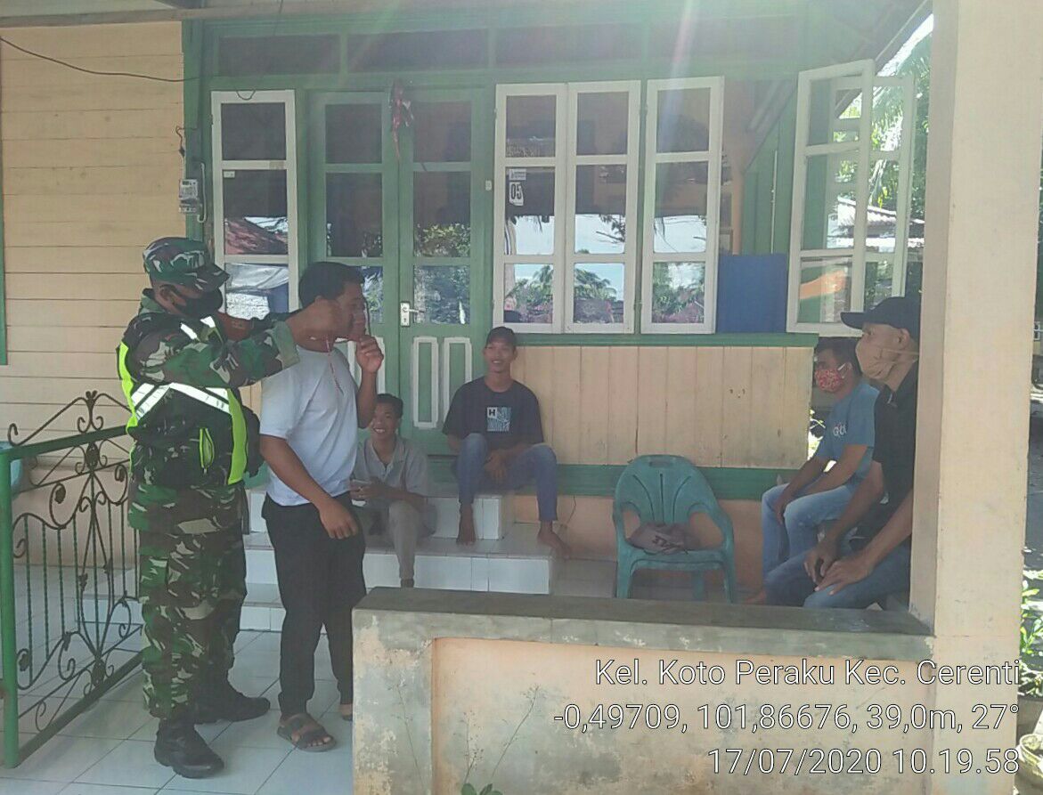 Babinsa Koramil 06/Cerenti Dim 0302/Inhu Serda Pirman Komsos Dengan Masyarakat. 