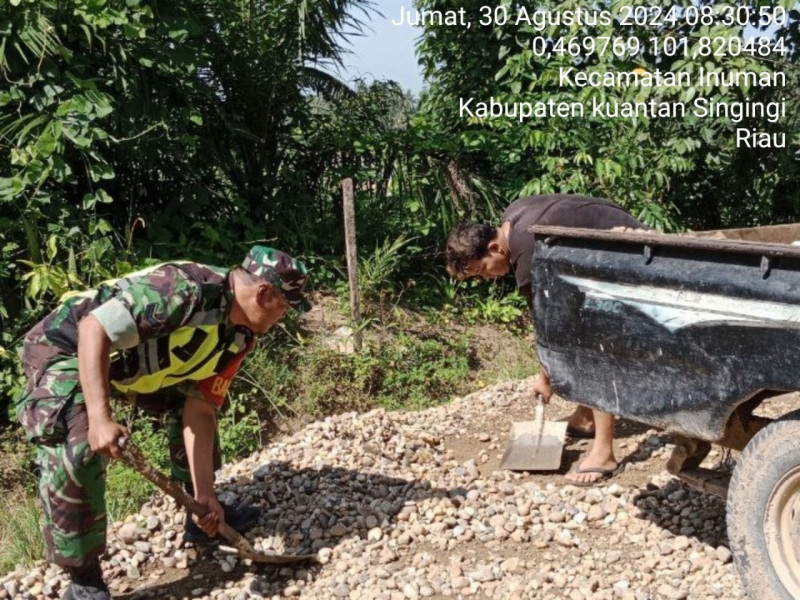 Babinsa Koramil 06/ Cerenti Kodim 0302/Inhu, Di Desa Lebuh Lurus Kecamatan Inuman  Membantu Warga Binaan Muat Batu Kedalam Mobil 