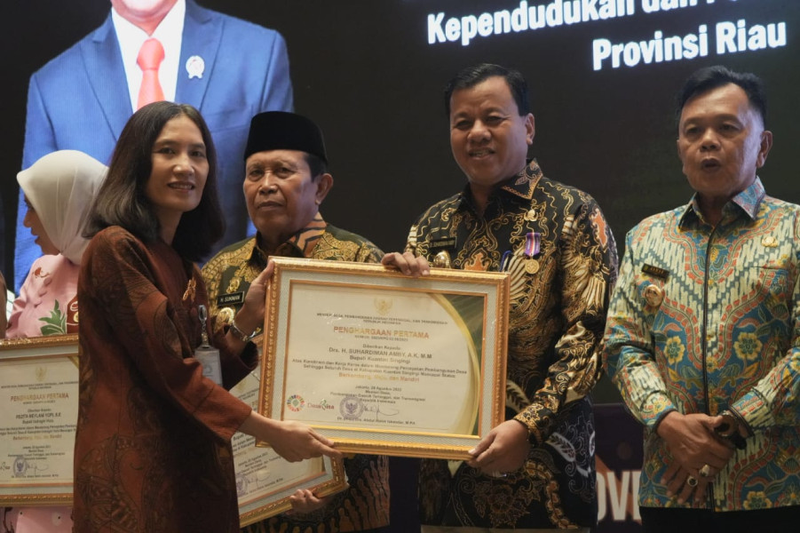 Komit Dukung Percepatan Pembangunan Desa  Bupati Kuansing Raih Penghargaan Kemendes PDT