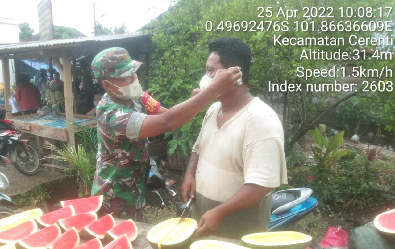 Babinsa Koramil 06/ Cerenti  Kodim 0302/Inhu Bagikan Masker Kepada Pedagang Buah