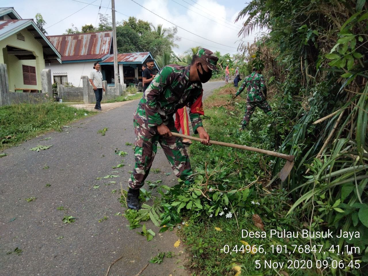 Babinsa Koramil 06/Cerenti Dim 0302/Inhu Melaksanakan Karya Bhakti TNI AD Perkuat Persaudaraan Dan Bangun Budaya Gotong Royong