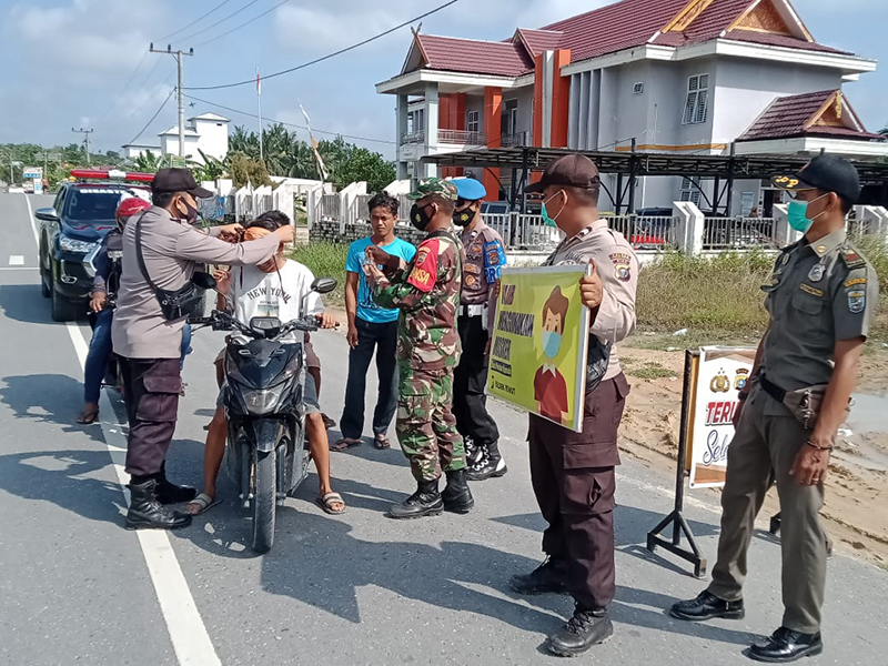 Polsek Bunut Lakukan Operasi Yustisi di Posko PPKM Desa Petani