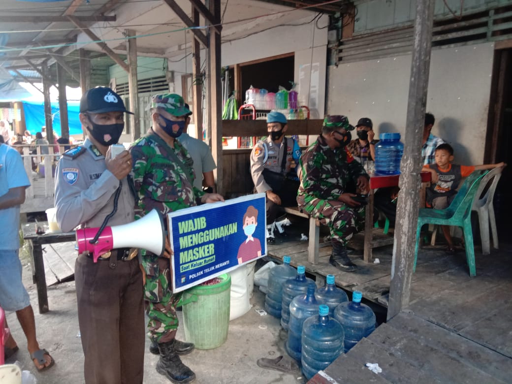 Didampingi TNI, Polsek Teluk Meranti Ingatkan Warga Pasar Terapkan Prokes