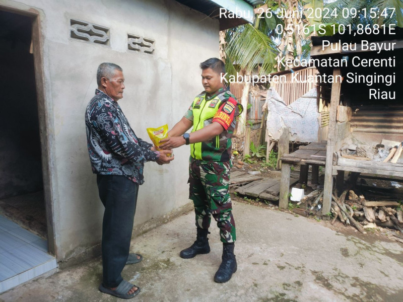 Humanis Dan Pendekatan TNI-AD Pratu Chumaidi Babinsa Koramil 06/Cerenti Kodim 0302/Inhu Ngobrol Dengan Warga Binaan Di Desa Pulau Bayur Kecamatan Cerenti 