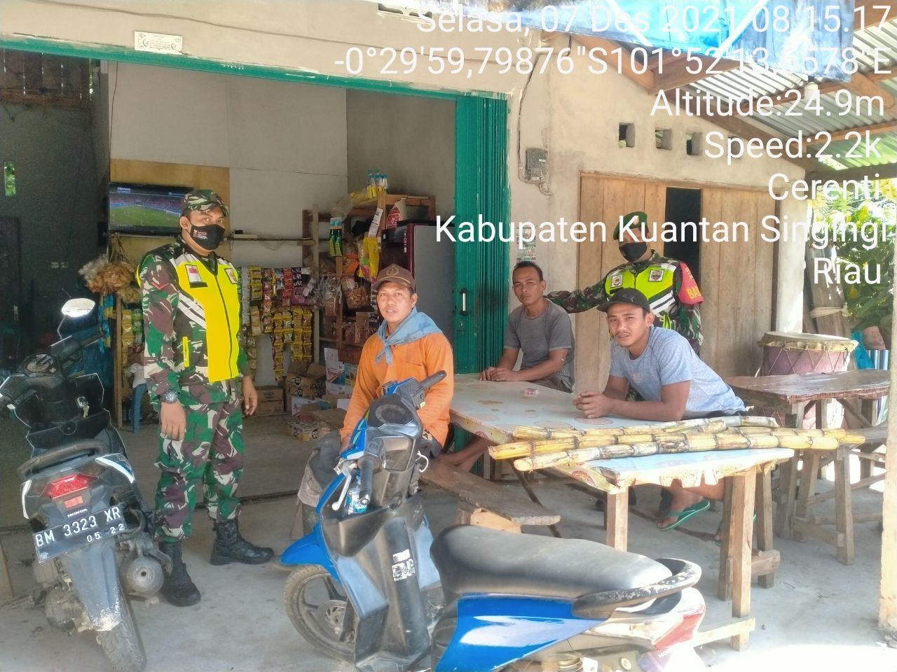 Babinsa Koramil 06/Cerenti Dim 0302/Inhu Berikan Sosialisasi Serta Himbauan Kepada Warga Agar Patuhi Prokes Covid-19 di Desa Kampung Baru Timur Kecamatan Cerenti