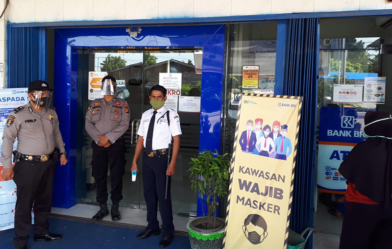 Polsek Bandar Sei Kijang Dampingi Petugas Bank Terkait Penerapan Prokes