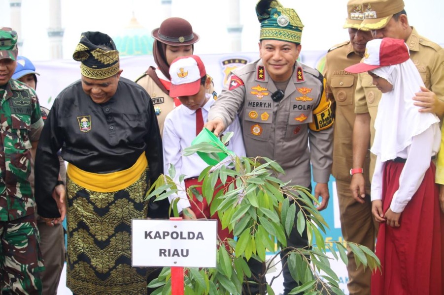 Kapolda Riau Tanam Pohon di Rokan Hulu, Perkuat Sinergi dengan Pemkab