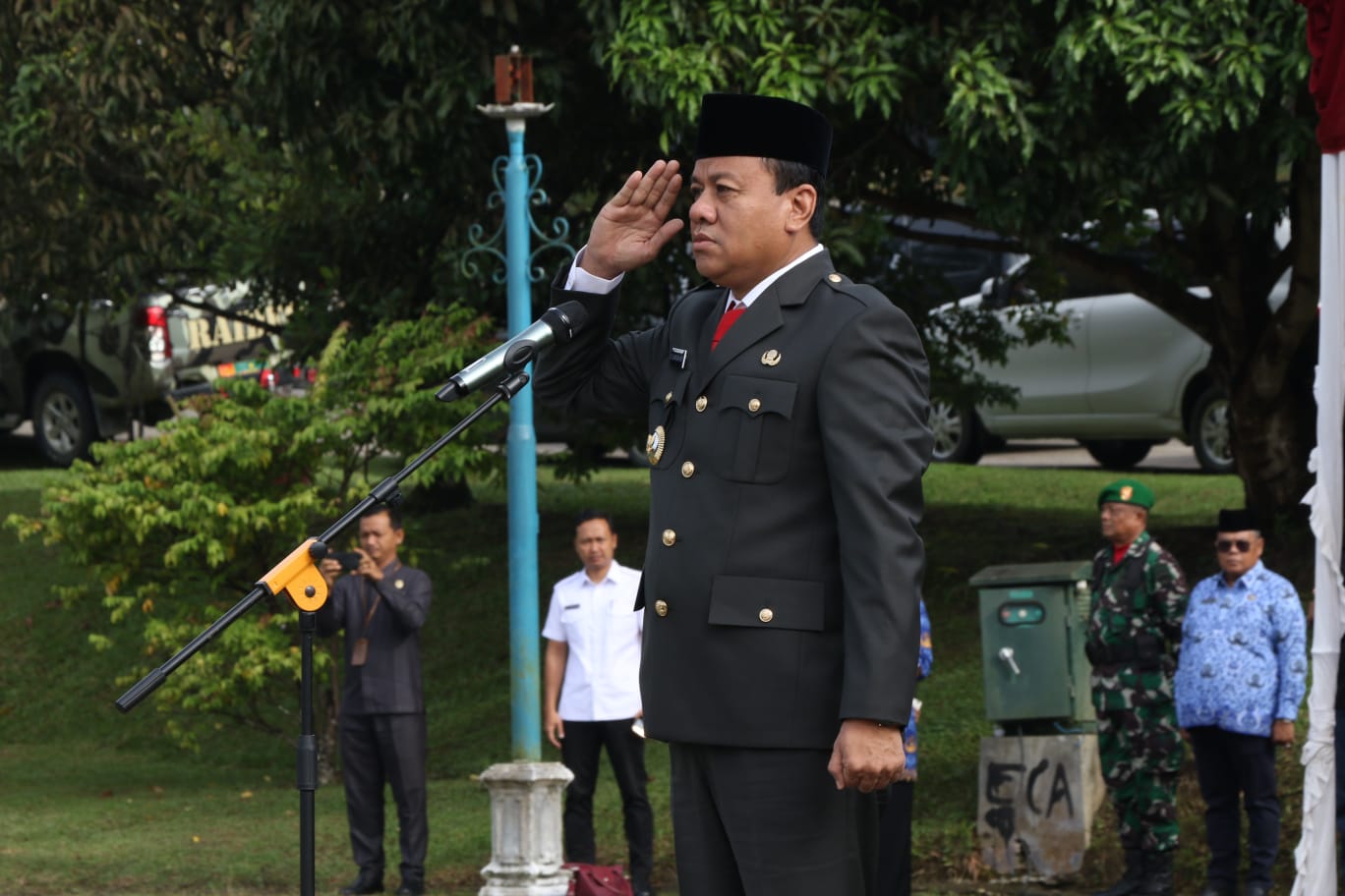 Peringati Hari Pahlawan Plt Bupati Tabur Bunga Di Makam Pahlawan 
