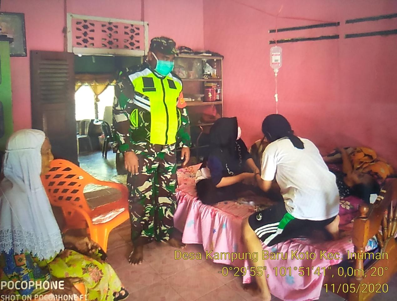 Bentuk Kepedulian Terhadap Sesama, Babinsa Koramil 06/Cerenti Dim 0302/Inhu Jenguk Warga Yang Sakit.