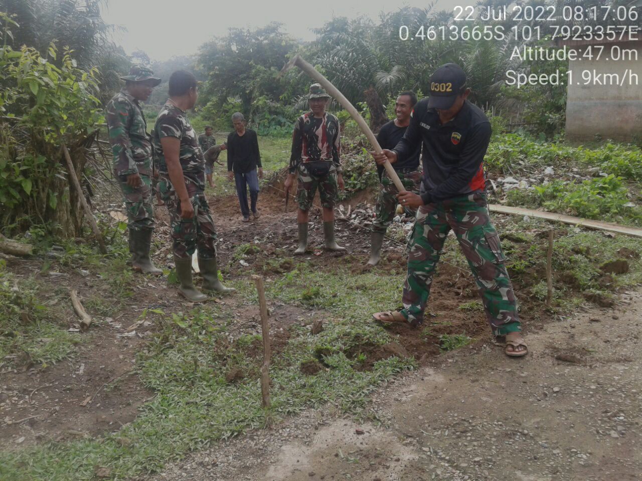 Babinsa Koramil 06/Cerenti Kodim 0302/Inhu Budaya Gotong Royong Di Hidupkan Kembali Di Lokasi Pra TMMD Ke-114