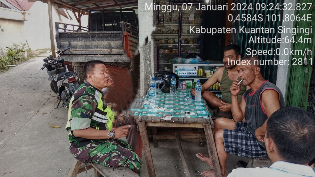 Serka Heriyus Saputera Babinsa Koramil 06/Cerenti  Kodim 0302/Inhu  lakukan Komsos Di Kampung Pancasila