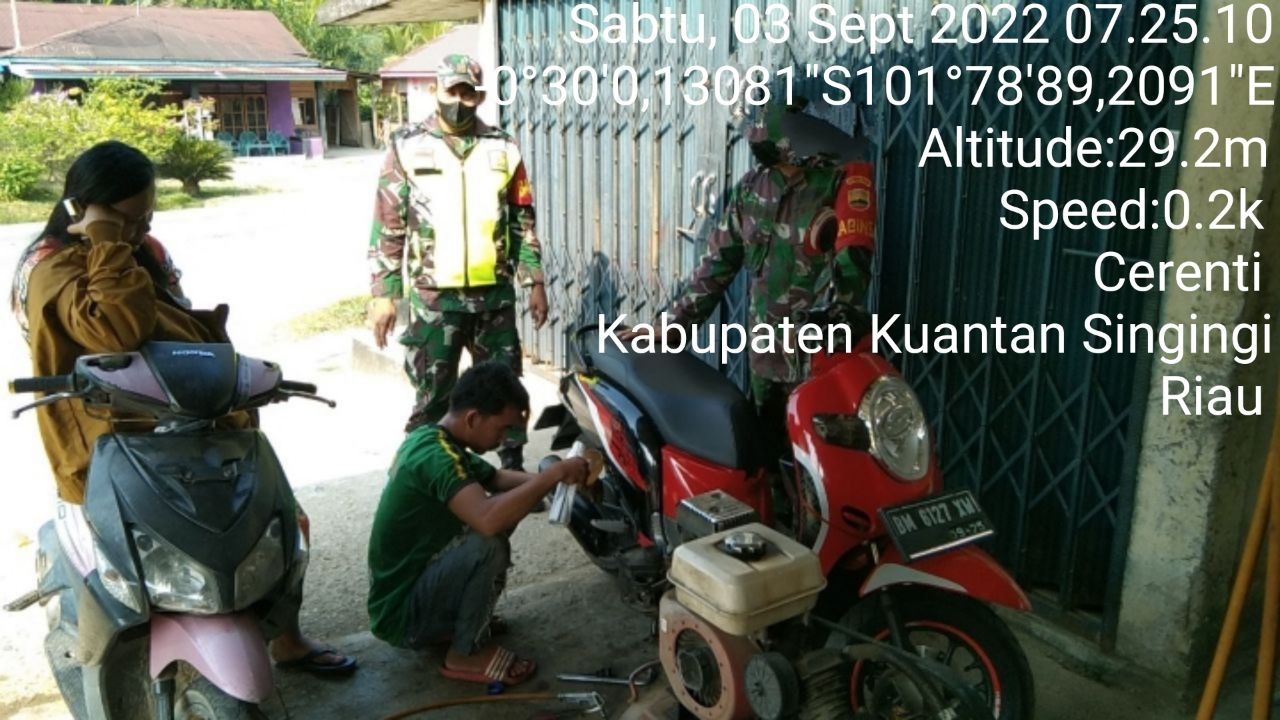 Babinsa Koramil 06/Cerenti Dim 0302/Inhu Berikan Sosialisasi Serta Himbauan Kepada Warga Agar Patuhi Prokes Covid-19 di Salah Satu Bengkel