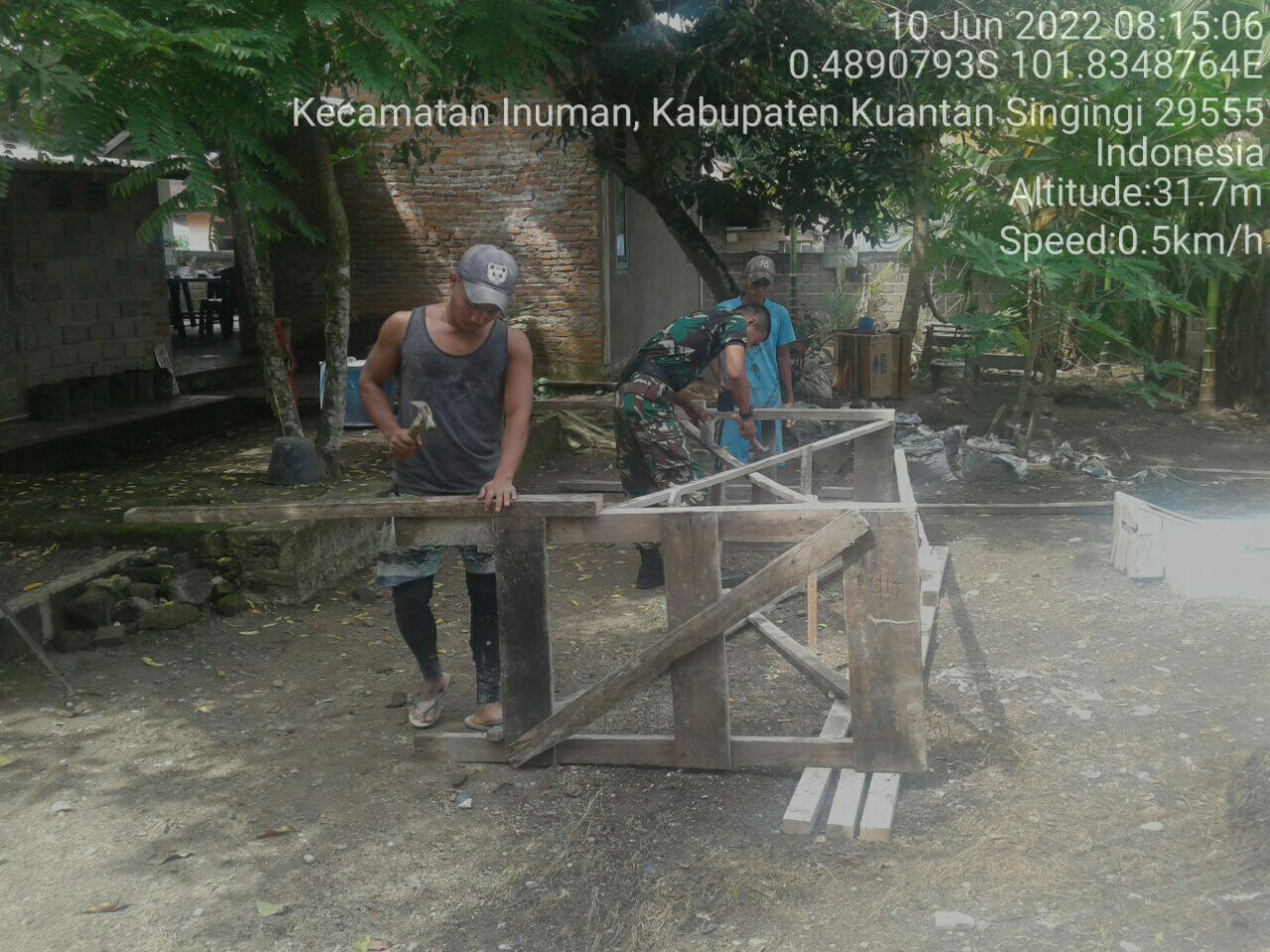 Babinsa Koramil 06/Cerenti Kodim 0302/Inhu Meningkatkan Kesejahteraan Warga Binaan Babinsa Bantu Pembuatan Kandang Ayam