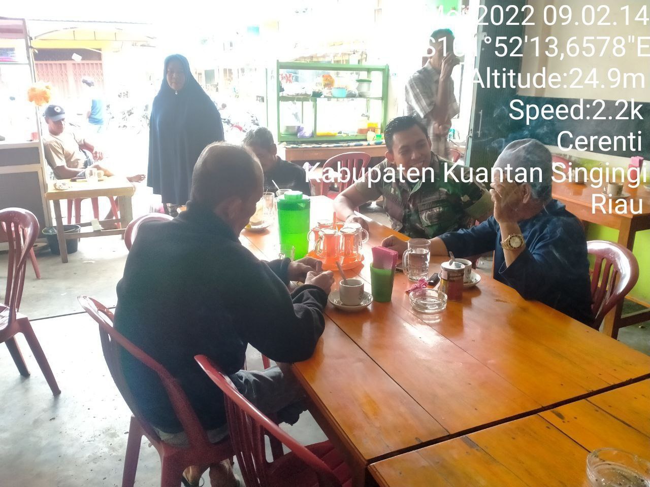 Babinsa Koramil 06/Cerenti Kodim 0302/Inhu Melaksanakan Kegiatan Komsos Dengan Warga Binaan di Salah Satu Rumah Makan