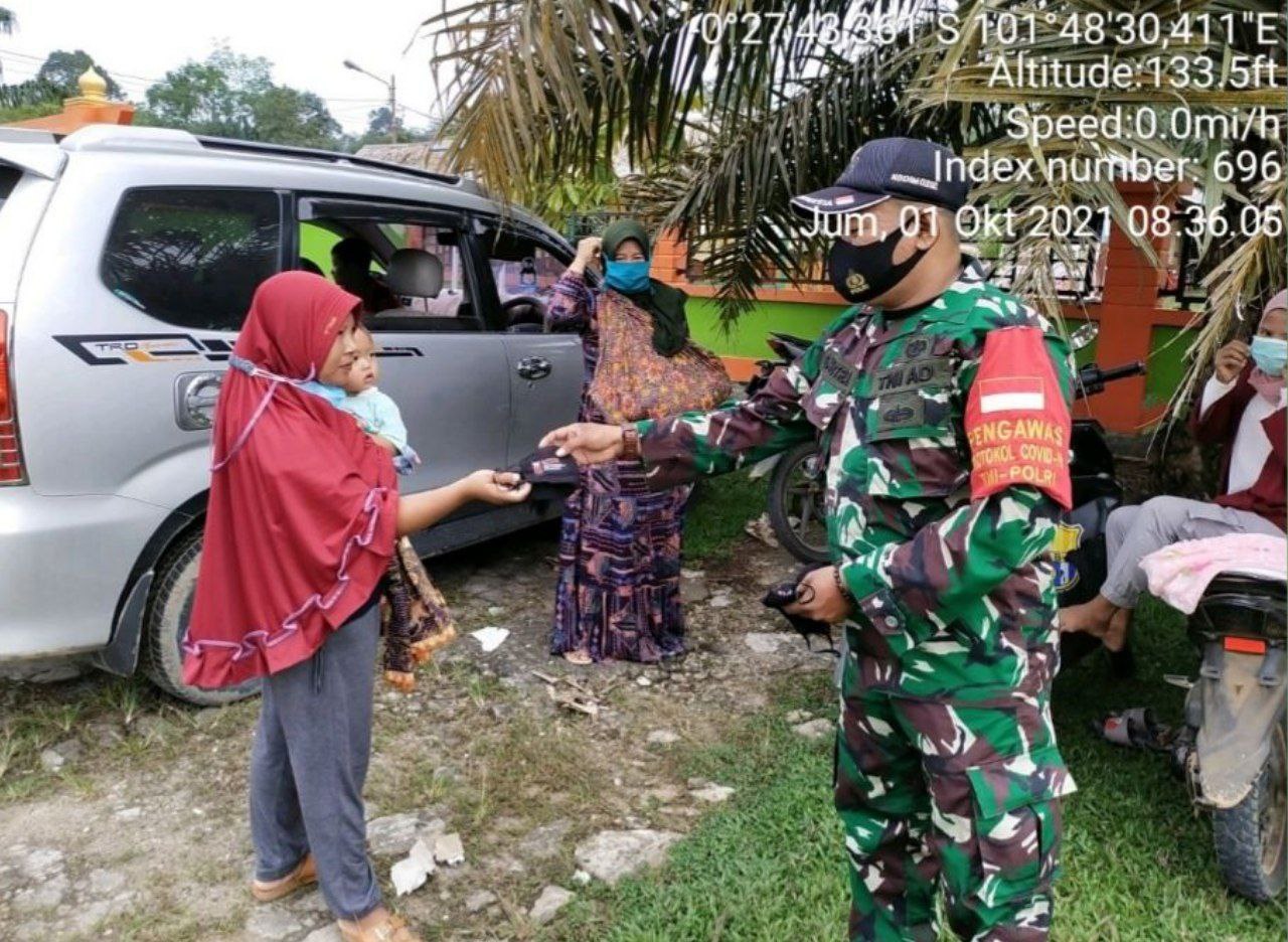 Babinsa Koramil 06/Cerenti Kodim 0302/ Inhu Bagikan Masker Kepada Warga Desa Lebuh Lurus
