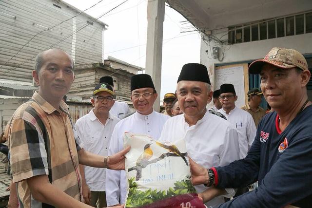 Gubri dan Bupati Inhil Serahkan Bantuan untuk Korban Longsor Kuala Enok