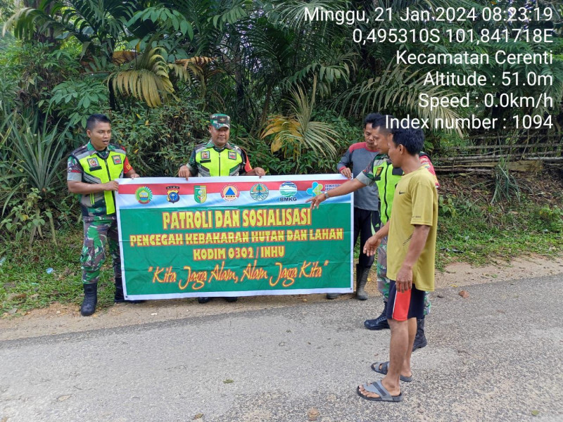 Cegah Karhutla, Babinsa Koramil 06/Cerenti Kodim 0302/ Inhu Serda Dumen Siregar  Bersama Warga Desa Bahu Membahu Lakukan Patroli Karlahut 