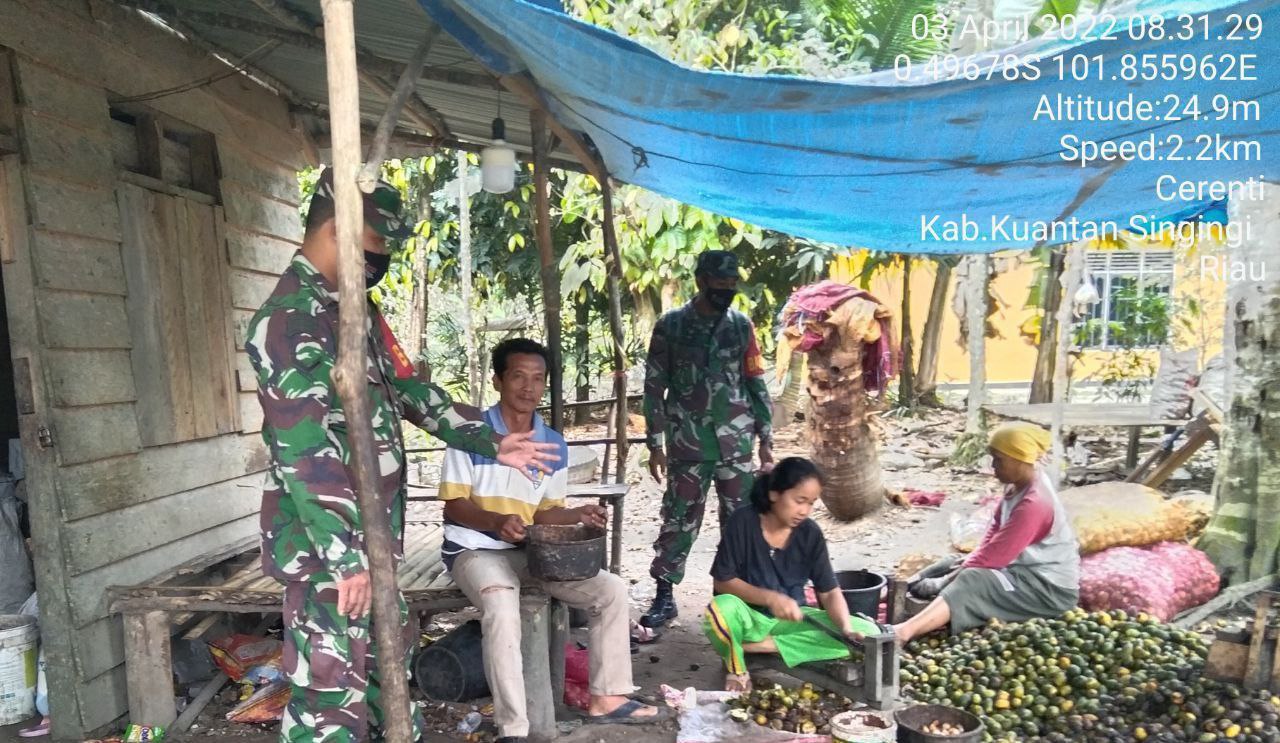 Babinsa Koramil 06/ Cerenti Kodim 0302/ Inhu Menghimbau Masyarakat Akan Pentingnya Penegakan Protokol Kesehatan di Wilayah Teritorialnya