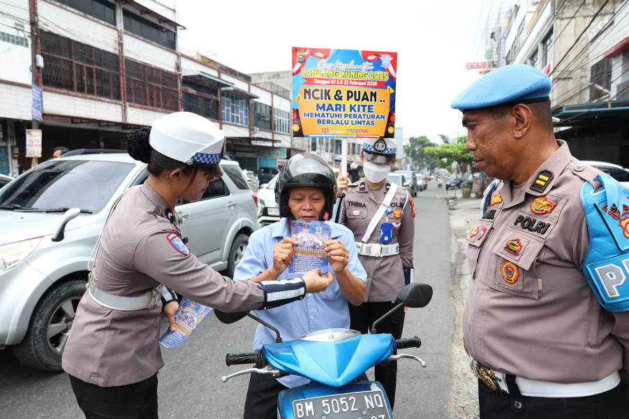 Satgas Preemtif Ops Keselamatan LK 2025 Polda Riau Berikan Imbauan Keselamatan Berlalu Lintas