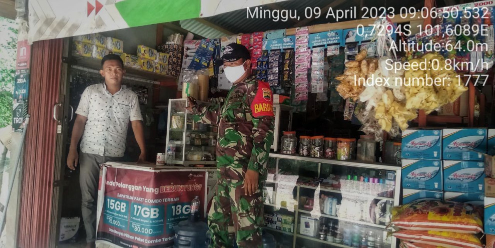 Sertu Heriyus Saputera Babinsa Koramil 06/Cerenti Kodim 0302/Inhu Pantau Perkembangan Harga Kebutuhan Pokok Di Kecamatan Inuman