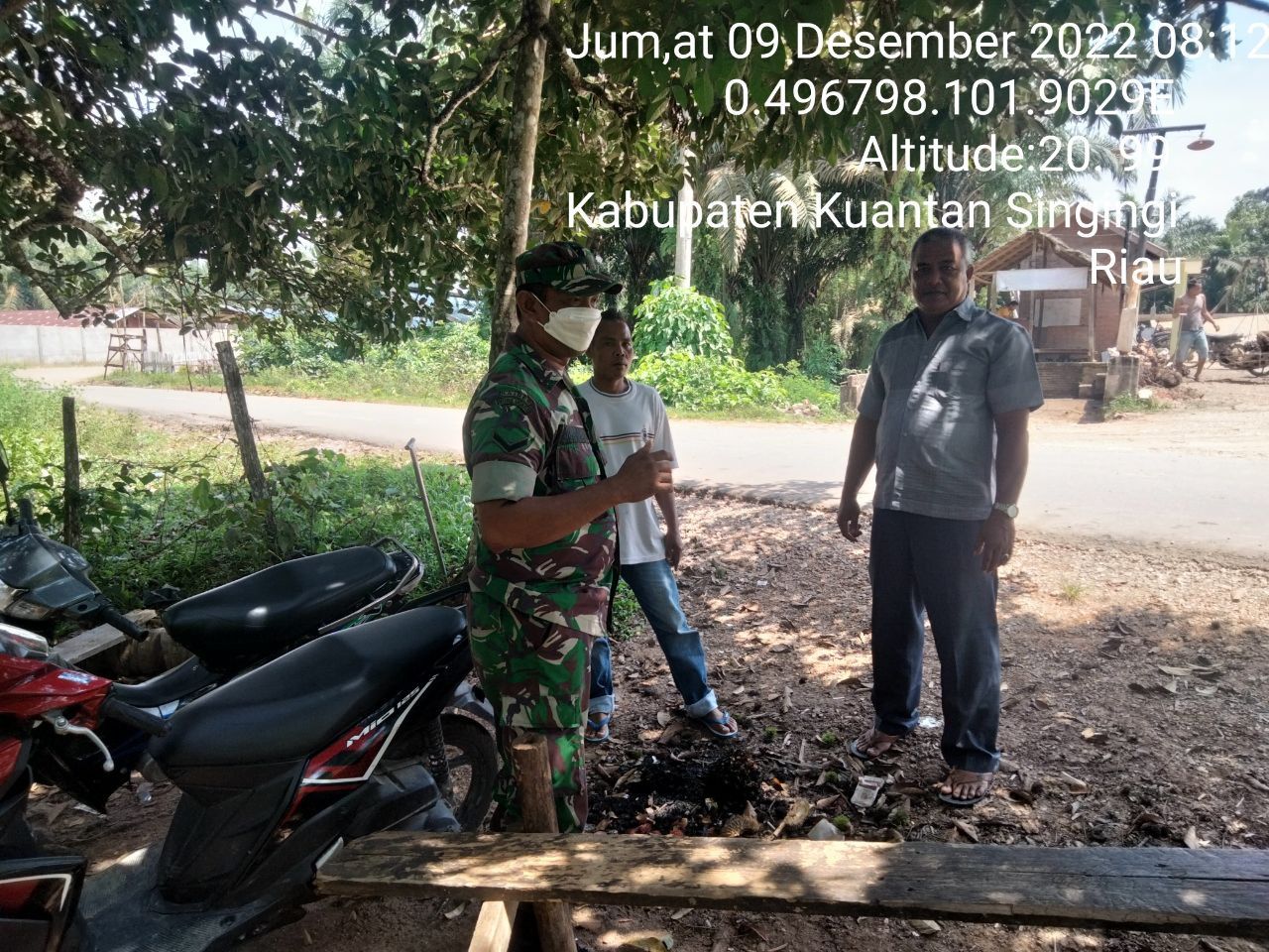 Babinsa Koramil 06/Cerenti Kodim 0302/Inhu,Serda Juanda Melaksanakan Komsos Dengan Masyarakat di Wilayah Binaan 