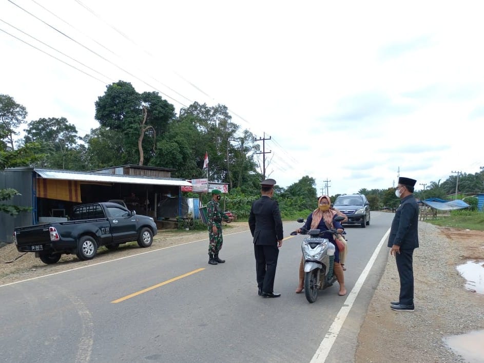 Peringati Detik Proklamasi, Personel Polsek Ukui Hentikan Kendaraan yang Melintas