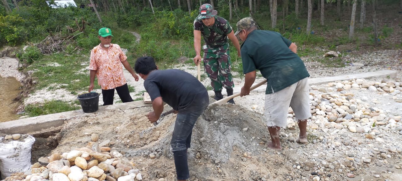 Serka Bambang Sutopo Anggota Koramil 07/Kuantan Hilir Dim 0302/Inhu Goro Pembangunan Jalan Semenisasi