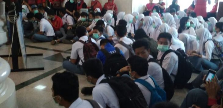 Kantor Gubernur Sumut di Geruduk Ratusan Siswa Ilegal SMA Negeri 2 Medan 