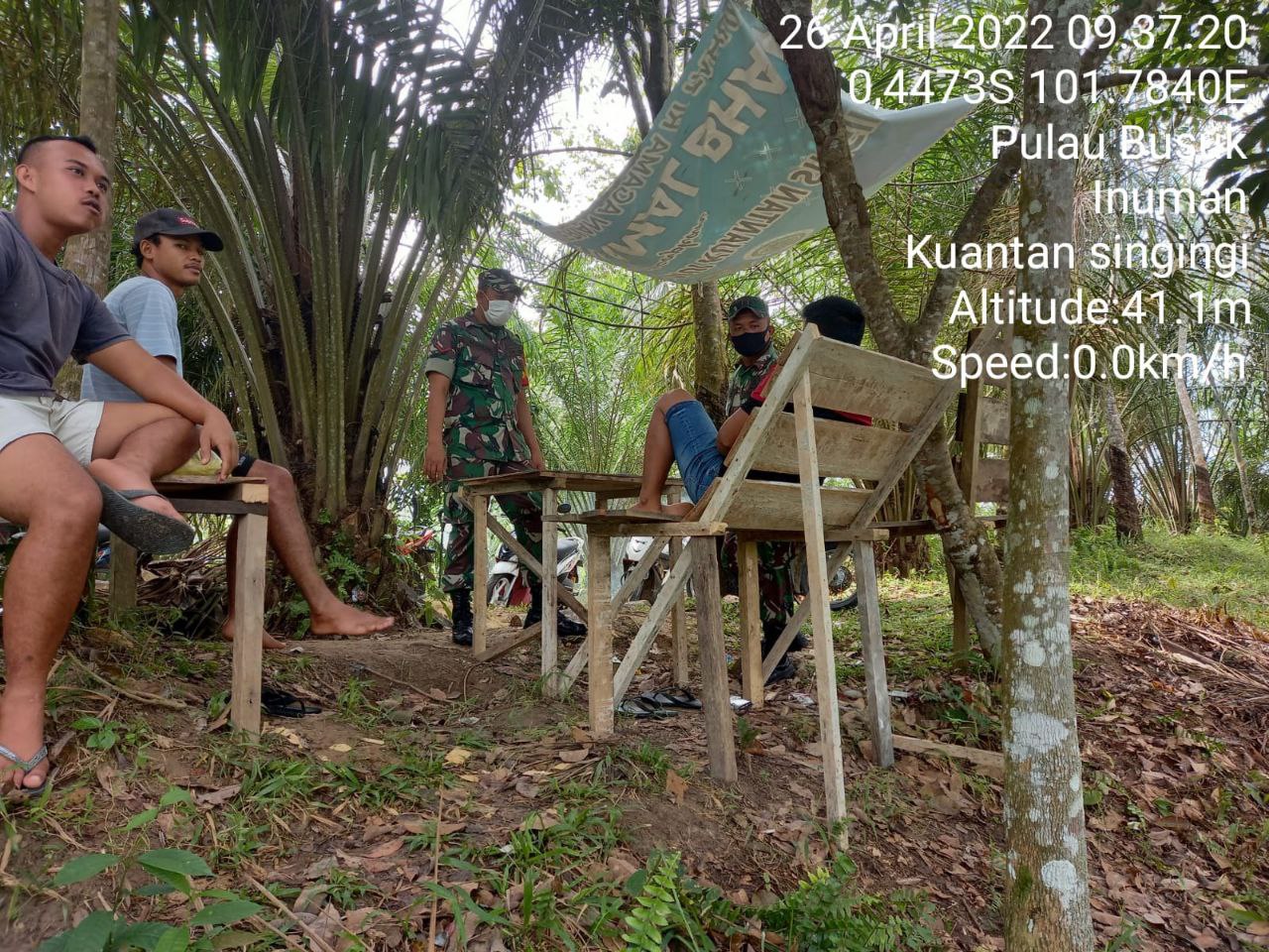 Babinsa Koramil 06/Cerenti Kodim 0302/Inhu Meski Hujan Turun, Patroli Dan Sosialisasi Karhutla Tetap Dilaksanakan di Wilayah Teritorialnya