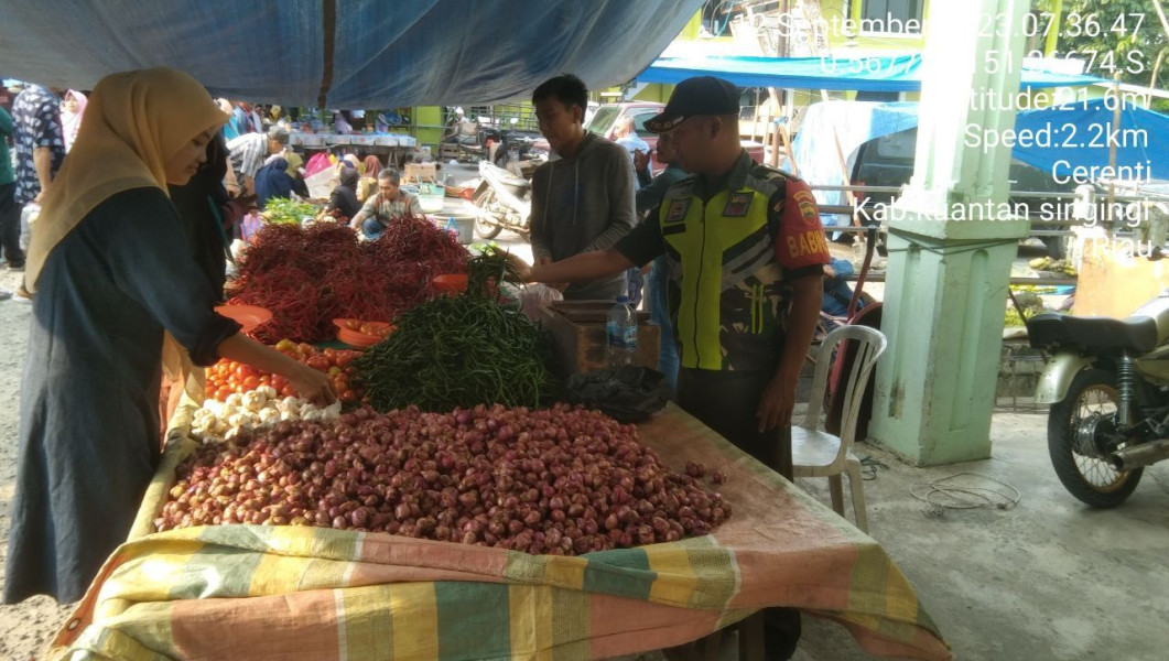 Babinsa Koramil 06/Cerenti Kodim 0302/Inhu Serda Dumen Siregar Selalu Pantau Perkembangan Harga Kebutuhan Pokok