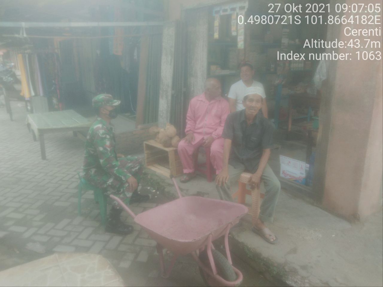 Babinsa Koramil 06/Cerenti  Dim 0302/Inhu Komsos Dengan Warga Kelurahan Pasar Cerenti