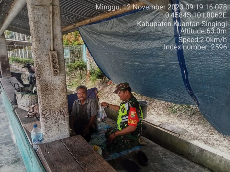 Babinsa Koramil 06/Cerenti  Kodim 0302/Inhu Memberi Bantuan Sembako Untuk Masyarakat Binaannya