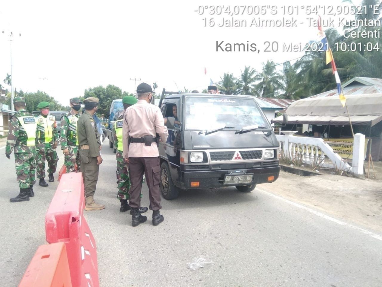 Babinsa Koramil 06/Cerenti Dim 0302/Inhu Ikut Andil Dalam Pos Penyekatan