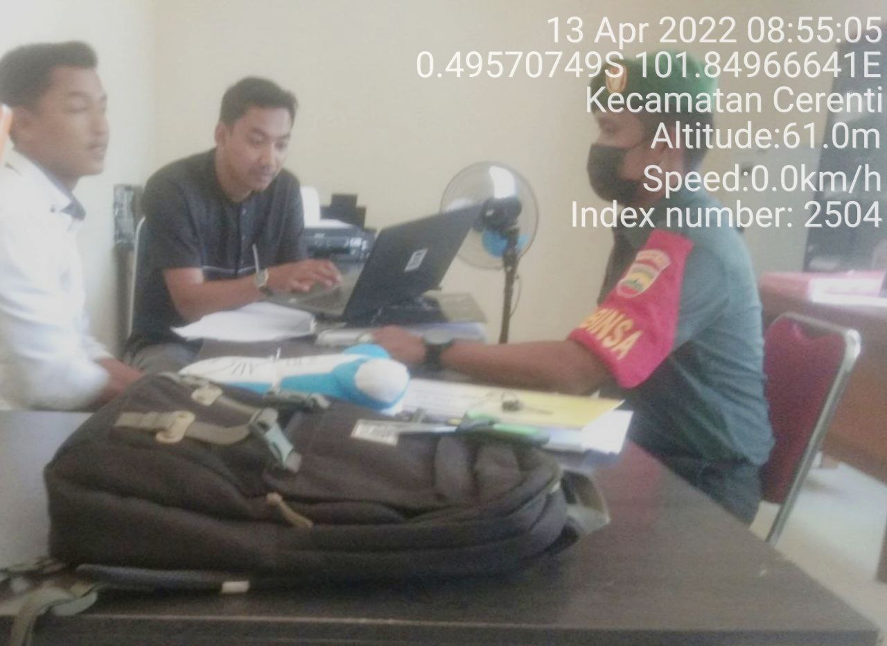 Babinsa Koramil 06/Cerenti Kodim 0302/Inhu Komsos Dengan Perangkat Desa Kompe Berangin