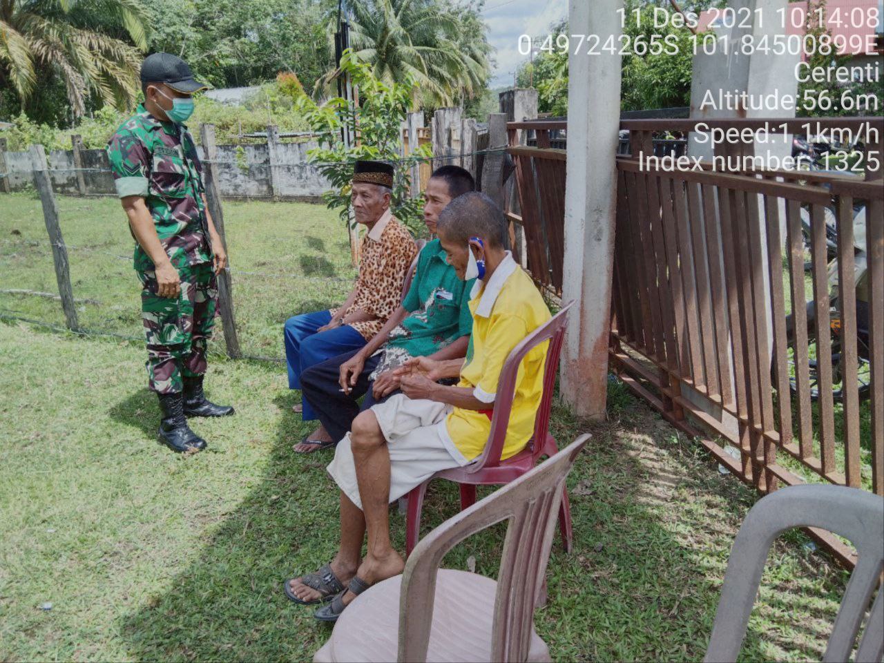 Babinsa Koramil 06/Cerenti Kodim 0302/Inhu Komsos Dengan Warga Desa Kampung Baru Timur Kecamatan Cerenti Kabupaten Kuansing