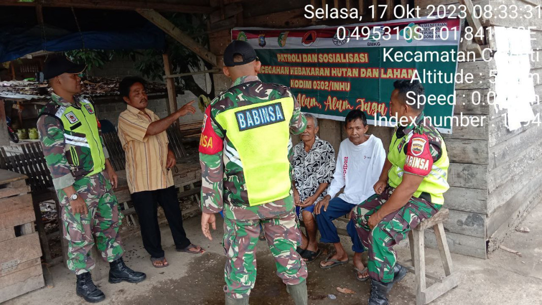 Secara Rutin Cek Kondisi Wilayah Binaan, Babinsa Koramil 06/Cerenti Kodim 0302/Inhu Lakukan Sosialisasi Dan Patroli Pencegahan Karhutla Di Desa Kompe Berangin Kecamatan Cerenti