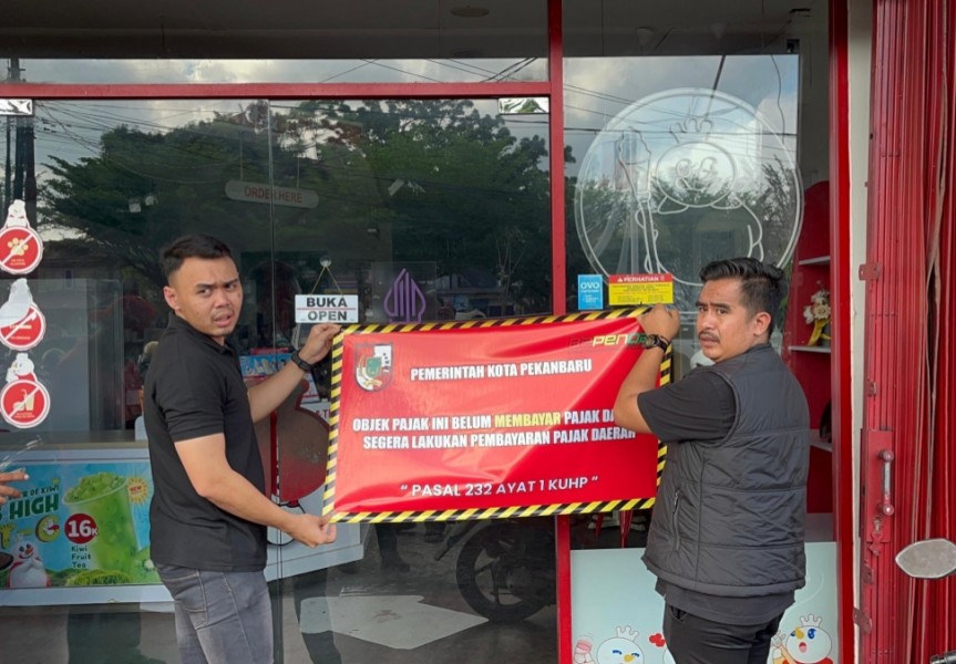 Sejumlah Restoran di Pekanbaru Dipasangi Stiker Penunggak Pajak