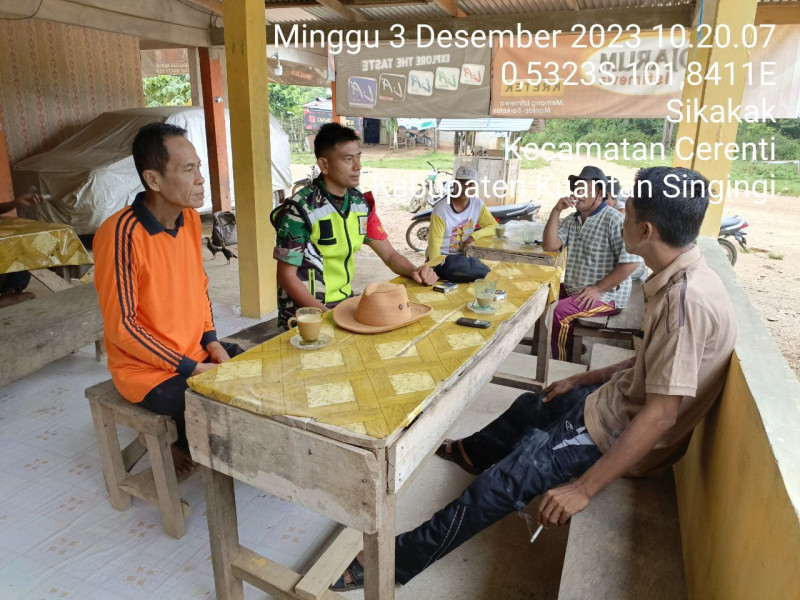 Babinsa Koramil 06/Cerenti Kodim 0302/Inhu, Serda Jama Anur, Terus Jaga Keakraban dengan Warga Melalui Komsos Desa Sikakak