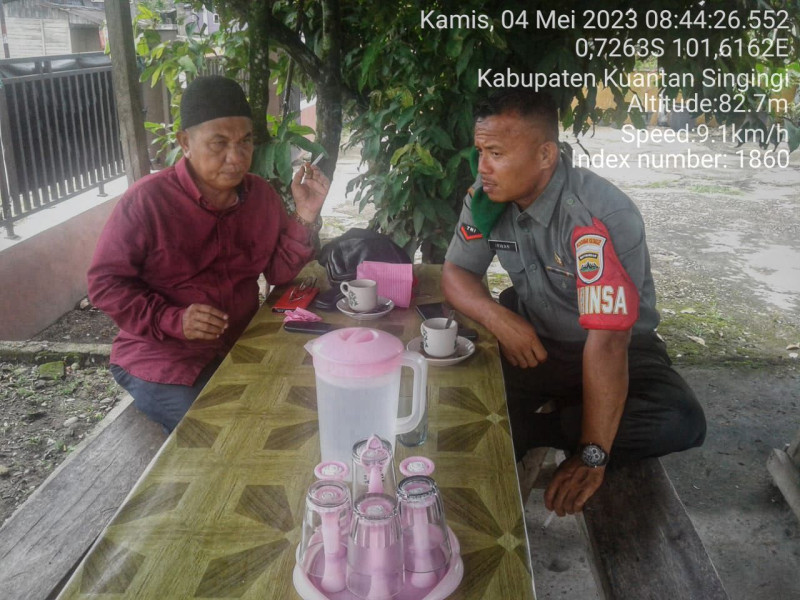 Babinsa Koramil 06/Cerenti Kodim 0302/Inhu Komsos Dengan Warga Desa Kampung Baru Timur Yang Merupakan Desa Binaannya