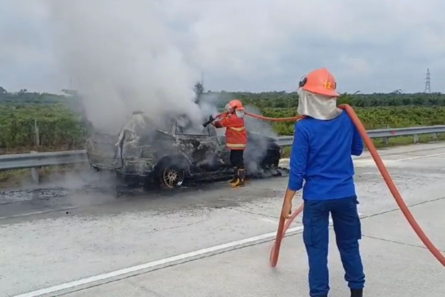 Mobil Pajero Sport Terbakar di Tol Pekanbaru-Bangkinang, Pengemudi Selamat