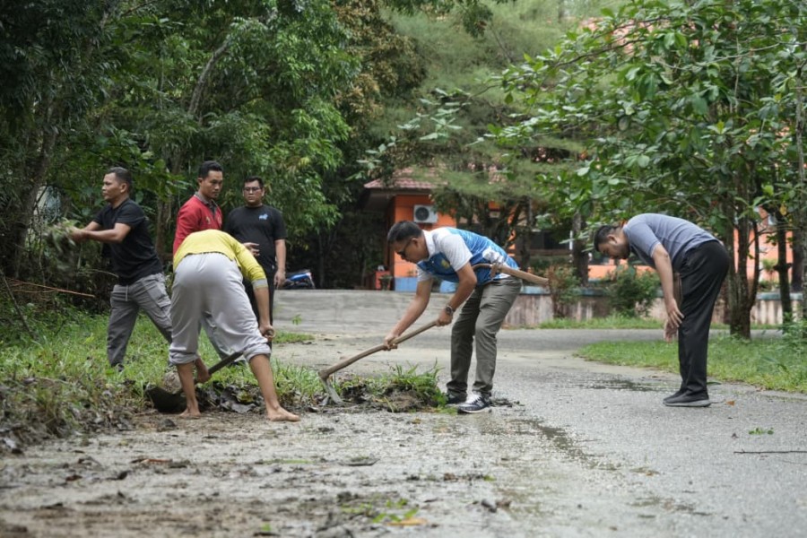 Dalam Rangka Menjaga Kebersihan, Diskominfo Kuansing Melakukan Gotong Royong 