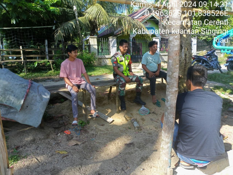Di Tanjung Medan Kecamatan Cerenti Babinsa Koramil 06/ Cerenti Kodim 0302/Inhu  Melakukan Kegiatan  Komsos Dengan Masyarakat