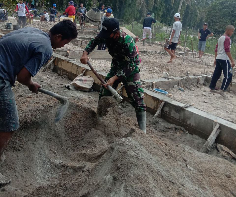 Serda Mahoni Anggota Koramil 07/Kuantan Hilir Dim 0302/Inhu Goro Membuat Poskesdes