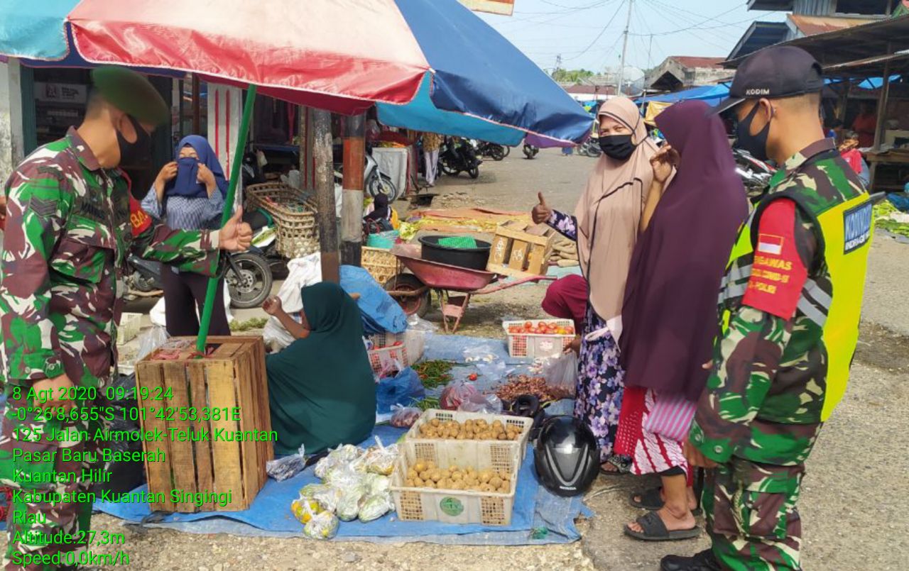Babinsa Koramil 07/Kuantan Hilir Dim 0302/Inhu Sertu Parman Himbau Pengunjung Pasar Ikuti Protokol Kesehatan. 