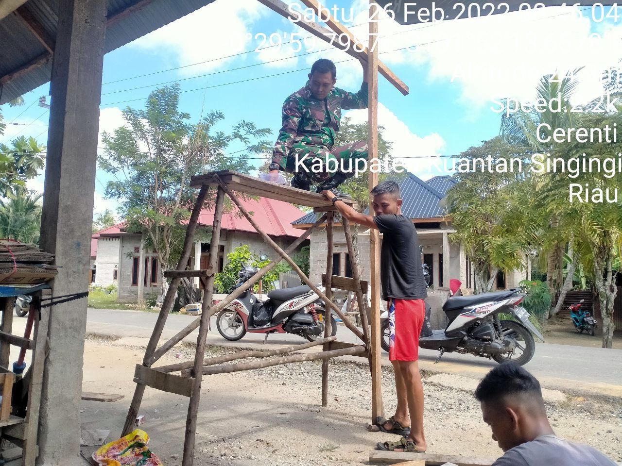 Babinsa Koramil 06/Cerenti Dim 0302/Inhu, Kopda Mohamad Soleh Bantu Pembuatan Teras Rumah Masyarakat Desa Tanjung Medan Kecamatan Cerenti