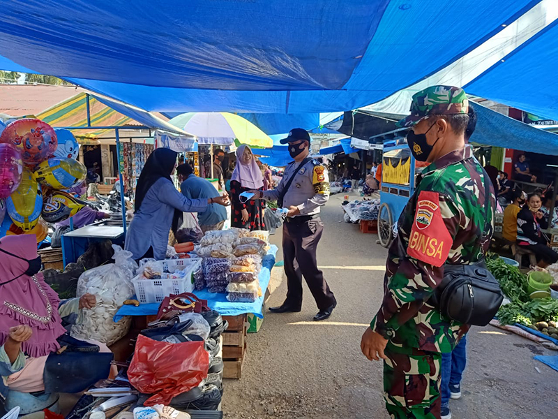 100 Hari Program Kapolri, Polsek Ukui Kembali Bersinergi Bagikan Masker Gratis di Pasar Tradisional