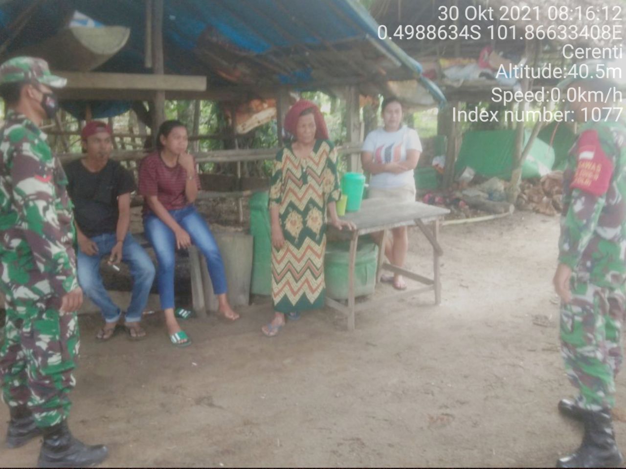 Kopda Junedi Babinsa Koramil 06/Cerenti Dim 0302/Inhu Berikan Sosialisasi Serta Himbauan Kepada Warga Agar Patuhi Prokes Covid-19 di Pulau Panjang Cerenti